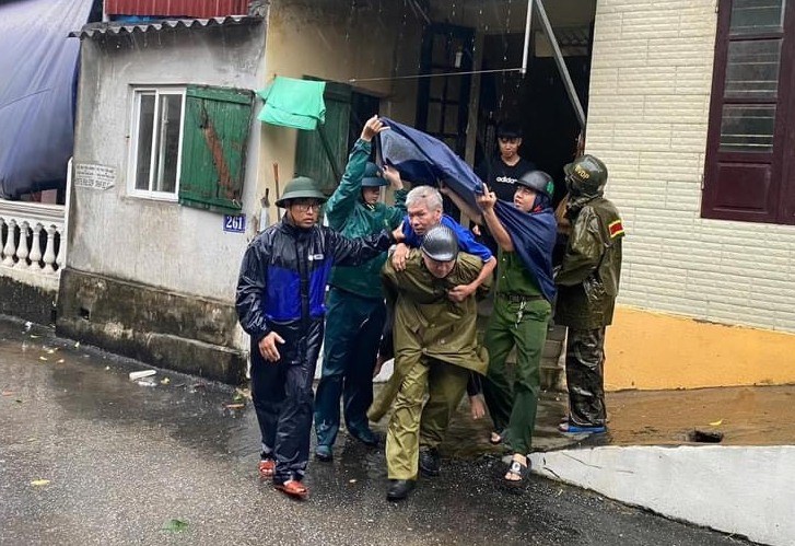 Những hình ảnh tan hoang trên các tuyến phố Hà Nội được ghi nhận ngay lúc này: Bão số 3 quá khủng khiếp!- Ảnh 27.