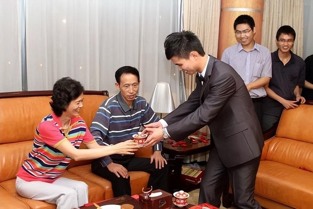 Mẹ dấm dúi đưa hết 5 tỷ tiền bán nhà cho anh trai, không cho tôi xu nào: Hiểu được dự tính của bà, tôi shock đến mức phải nhập viện- Ảnh 1.