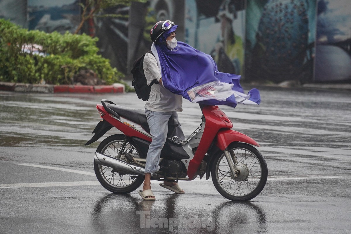 Hà Nội: Gió bão quật bay người, chủ phương tiện bỏ xe chạy 'thoát thân'- Ảnh 13.