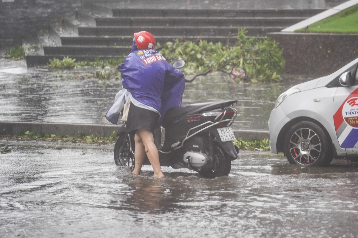 Hà Nội: Gió bão quật bay người, chủ phương tiện bỏ xe chạy 'thoát thân'- Ảnh 11.