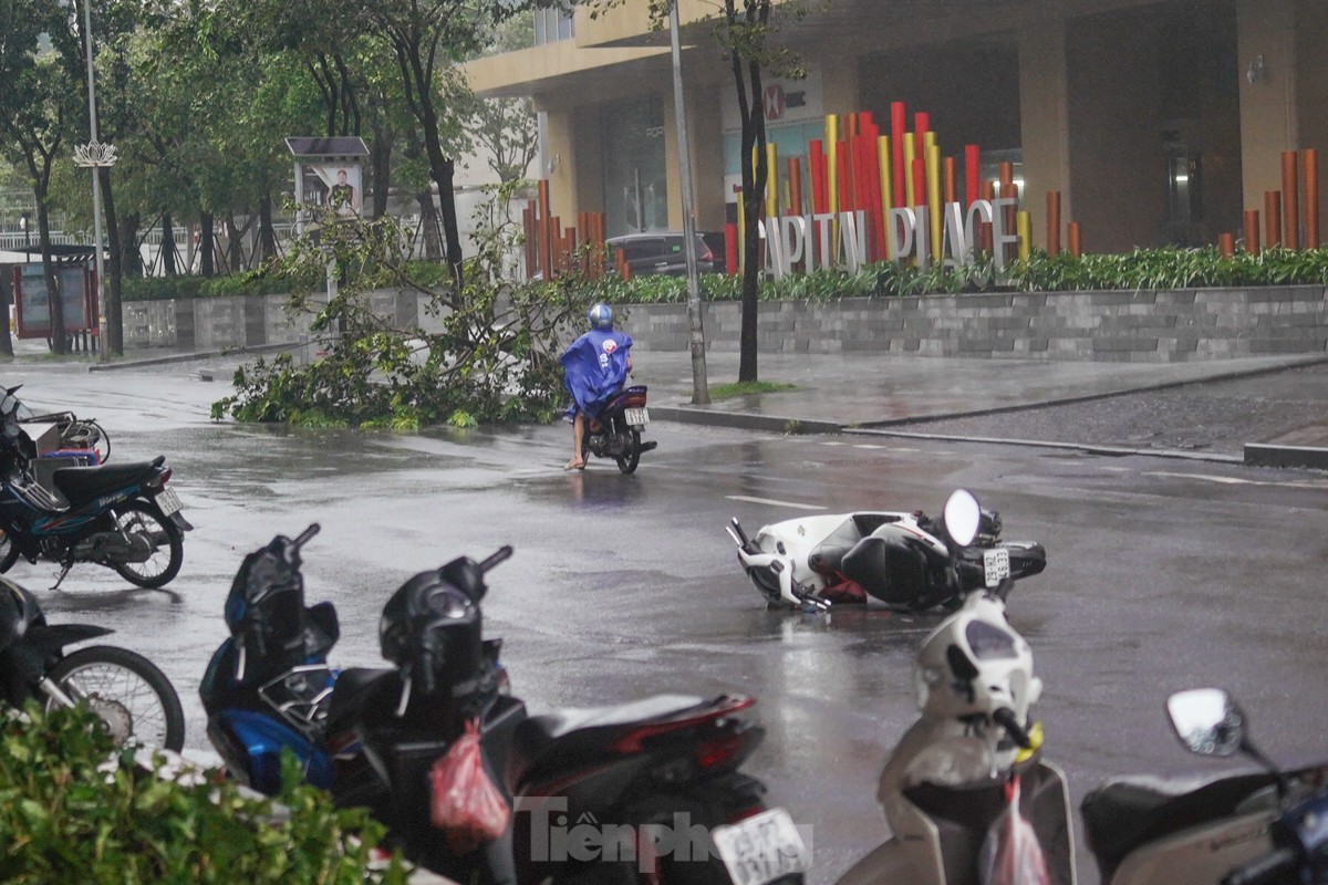 Hà Nội: Gió bão quật bay người, chủ phương tiện bỏ xe chạy 'thoát thân'- Ảnh 1.