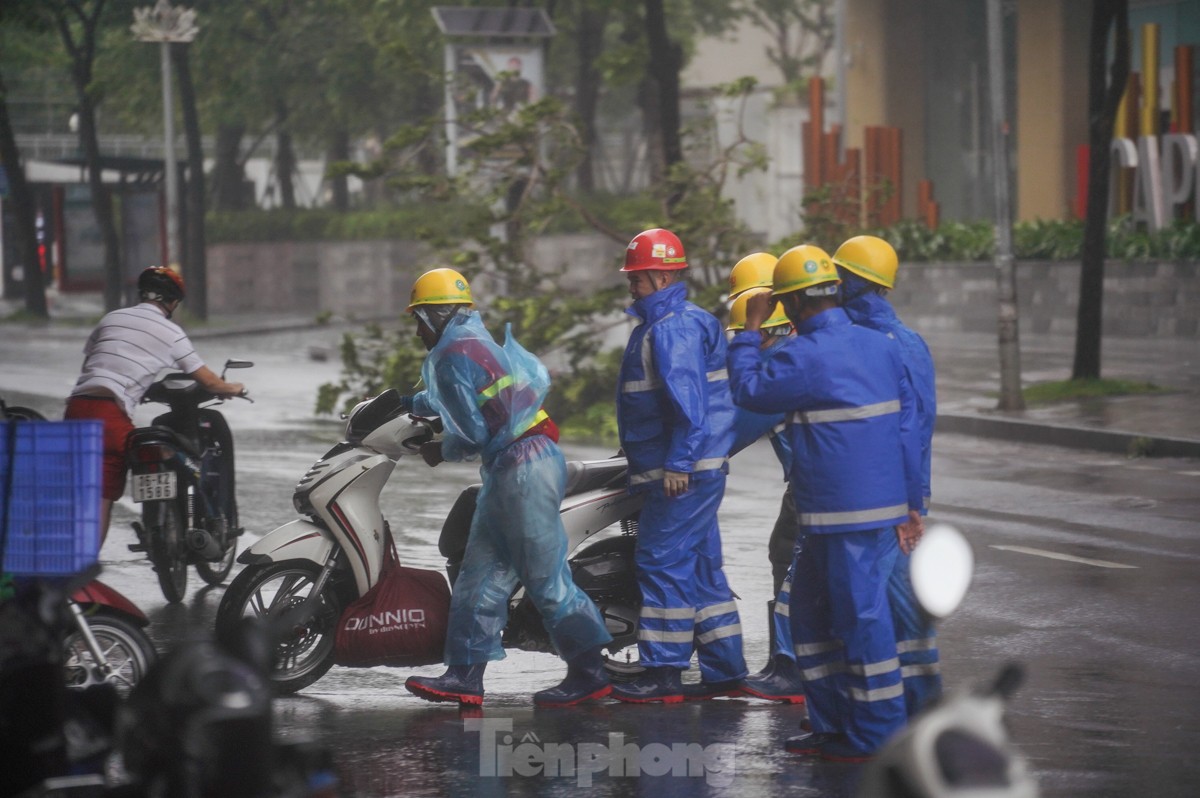 Hà Nội: Gió bão quật bay người, chủ phương tiện bỏ xe chạy 'thoát thân'- Ảnh 14.