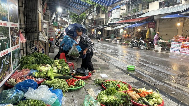 Chợ nhà giàu phố cổ ế khách, bất ngờ giá thực phẩm trong siêu bão- Ảnh 7.