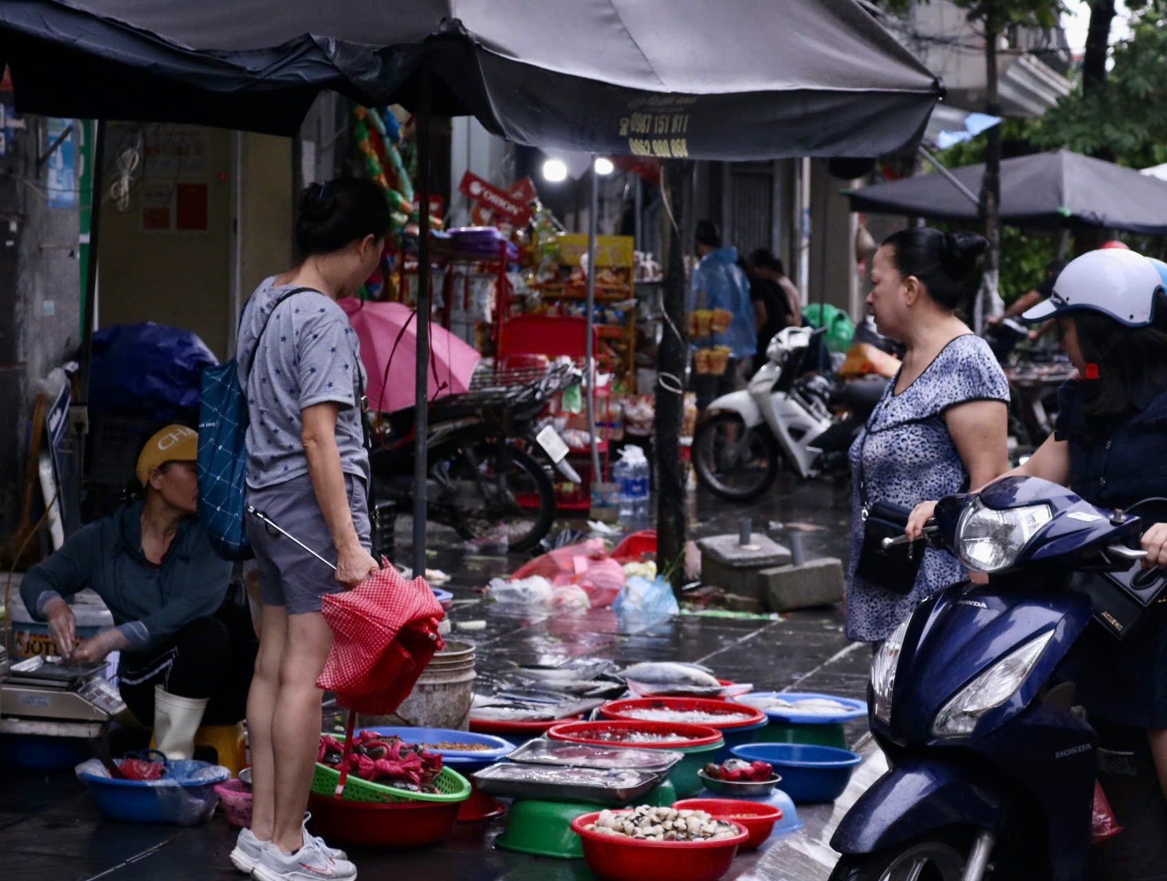 Chợ sớm sau bão: Vắng bóng tiểu thương, rau xanh tăng gấp rưỡi- Ảnh 6.