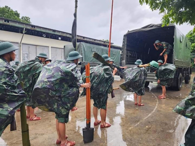 Thượng úy hy sinh khi chống bão: Gia đình hoàn cảnh khó khăn, vừa kết hôn cuối năm ngoái- Ảnh 2.