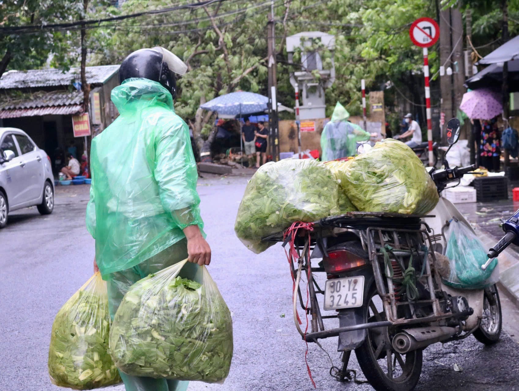 Chợ sớm sau bão: Vắng bóng tiểu thương, rau xanh tăng gấp rưỡi- Ảnh 2.