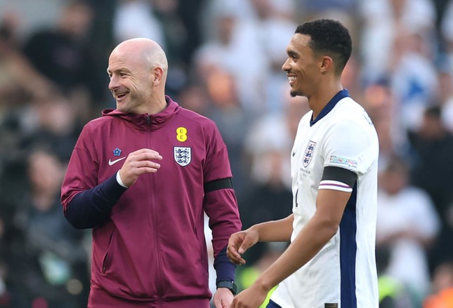 Hài hước ở UEFA Nations League: HLV tuyển Anh ngồi nhầm băng ghế chỉ đạo của đối thủ- Ảnh 1.