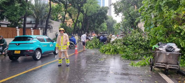 Xúc động hình ảnh chiến sĩ Công an Thủ đô vượt mưa bão giúp đỡ người dân- Ảnh 14.