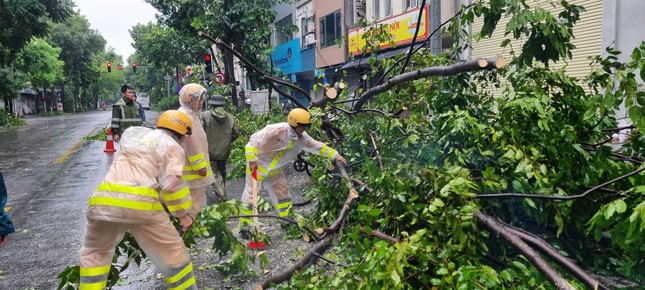 Xúc động hình ảnh chiến sĩ Công an Thủ đô vượt mưa bão giúp đỡ người dân- Ảnh 15.