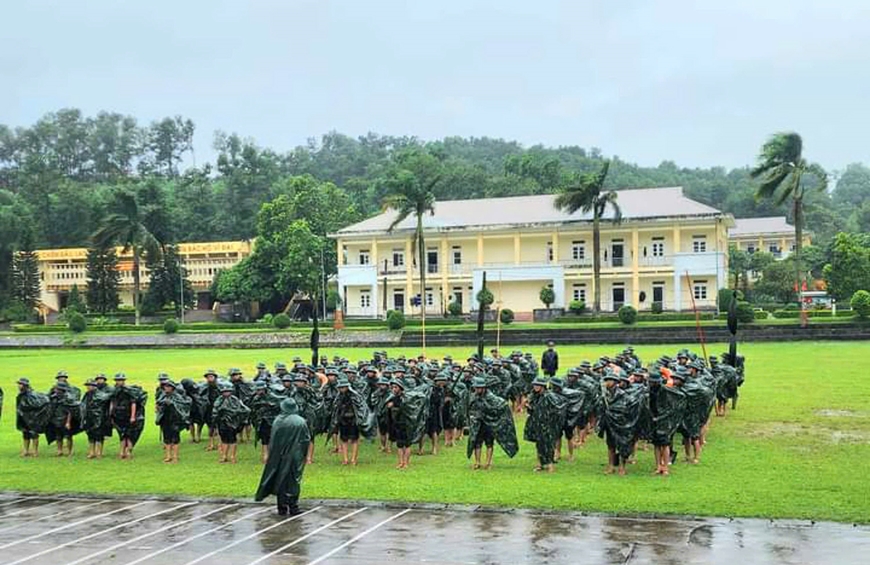 Thượng úy hy sinh khi chống bão: Gia đình hoàn cảnh khó khăn, vừa kết hôn cuối năm ngoái- Ảnh 1.