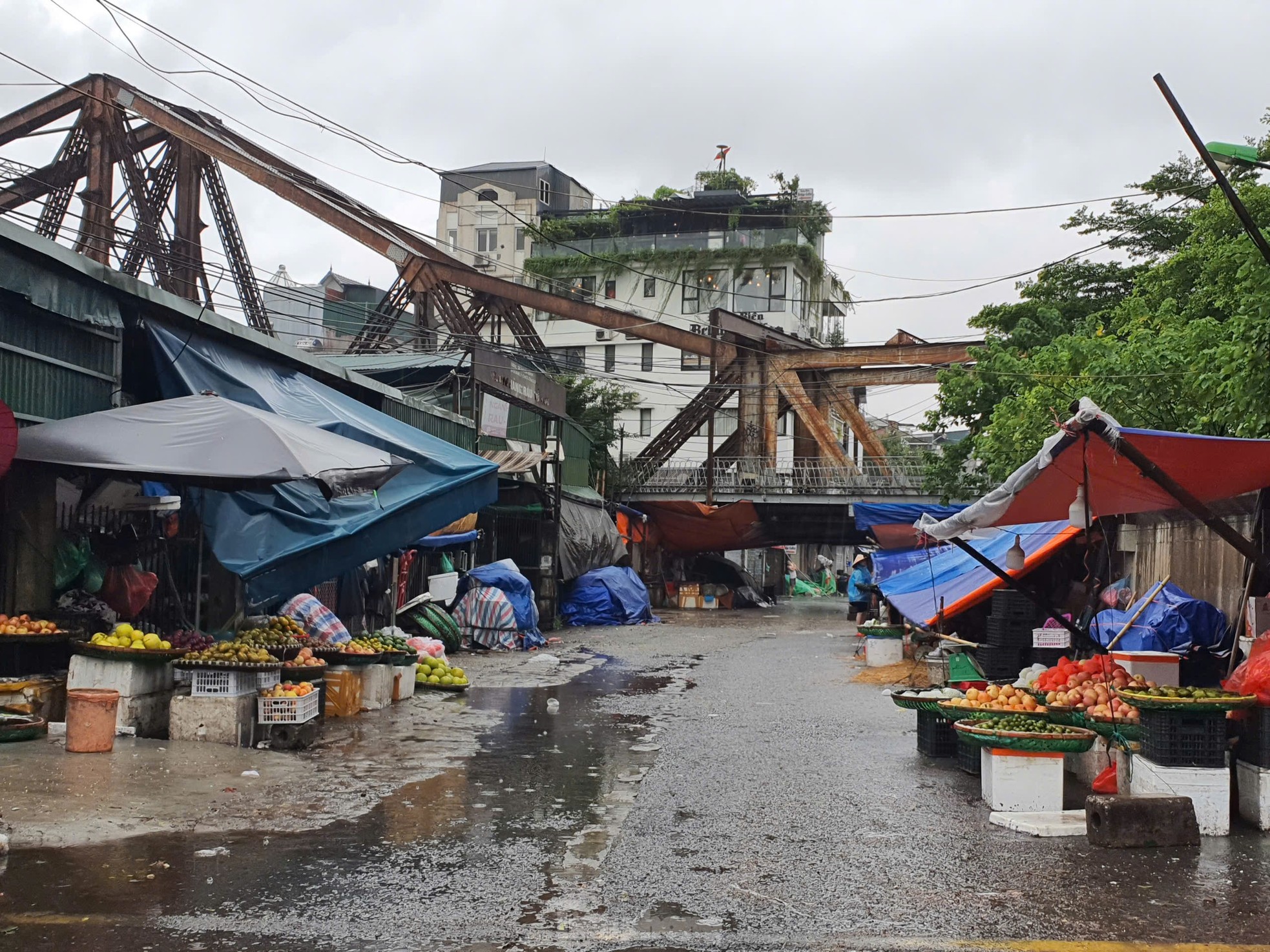 'Ngày quên ăn, đêm không ngủ' tại xóm trọ tồi tàn nhất Thủ đô vì sợ siêu bão cuốn bay mất nhà- Ảnh 25.