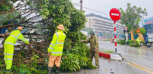 Xuyên đêm đối phó với bão lũ ở Lạng Sơn- Ảnh 7.