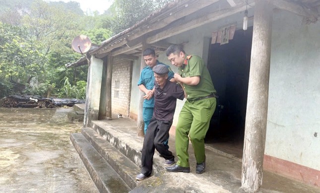 Xuyên đêm đối phó với bão lũ ở Lạng Sơn- Ảnh 9.