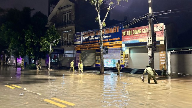 Xuyên đêm đối phó với bão lũ ở Lạng Sơn- Ảnh 5.