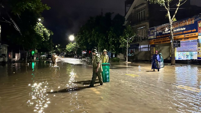 Xuyên đêm đối phó với bão lũ ở Lạng Sơn- Ảnh 4.