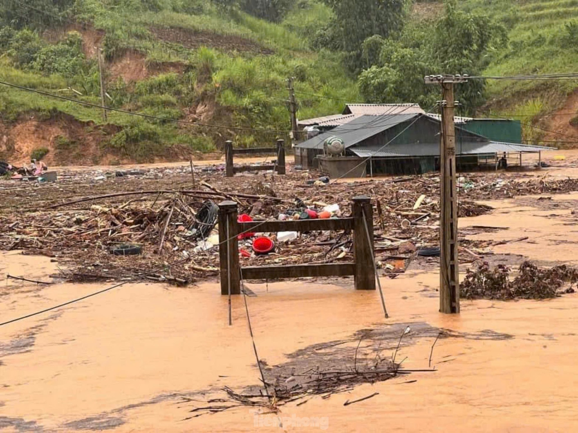 Một người tử vong, nhiều bản làng vùng cao Yên Bái bị cô lập do mưa lũ- Ảnh 1.