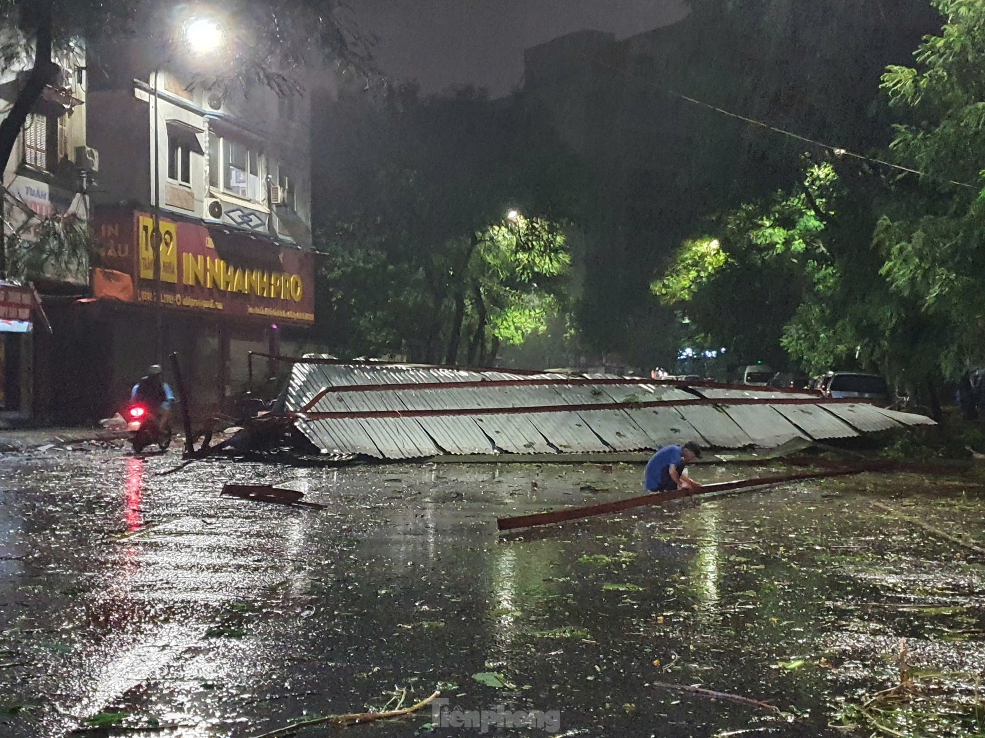 'Ngày quên ăn, đêm không ngủ' tại xóm trọ tồi tàn nhất Thủ đô vì sợ siêu bão cuốn bay mất nhà- Ảnh 1.