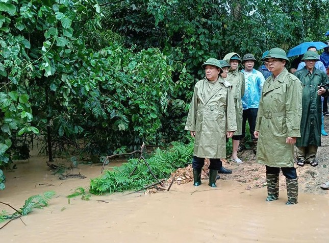 Đi mua mì tôm cùng bà, bé trai 5 tuổi bị nước cuốn trôi- Ảnh 2.