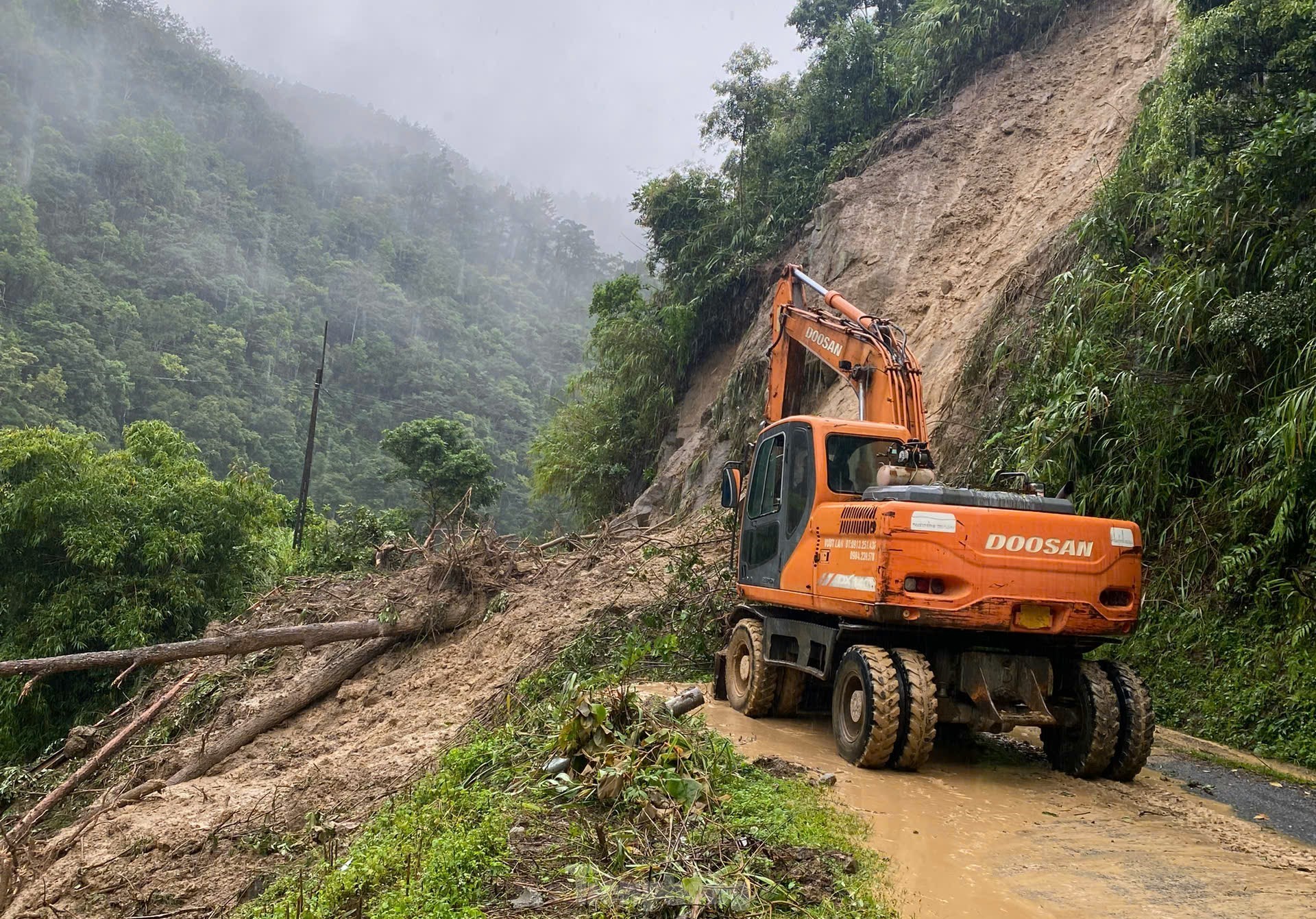 Một người tử vong, nhiều bản làng vùng cao Yên Bái bị cô lập do mưa lũ- Ảnh 4.