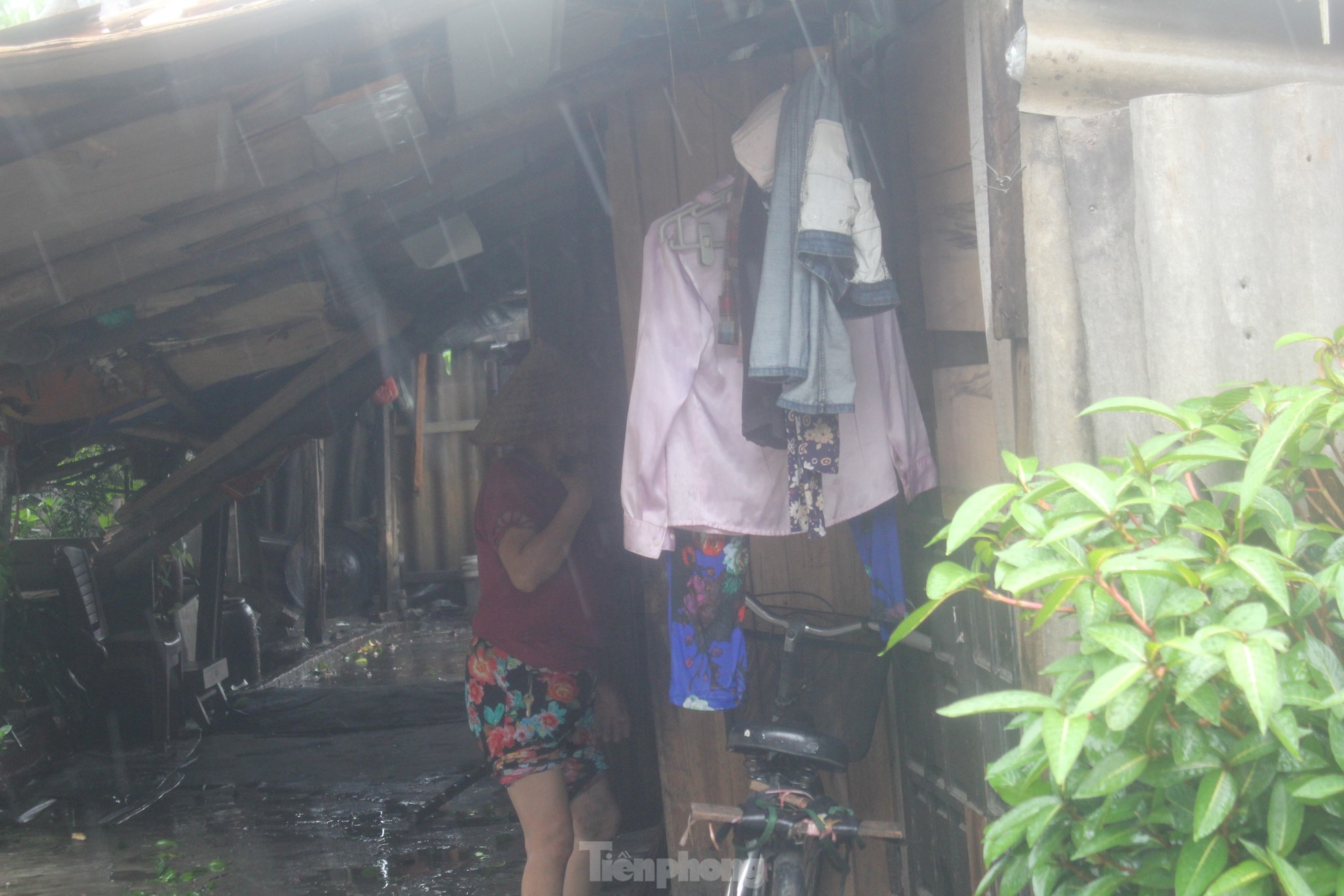 'Ngày quên ăn, đêm không ngủ' tại xóm trọ tồi tàn nhất Thủ đô vì sợ siêu bão cuốn bay mất nhà- Ảnh 22.