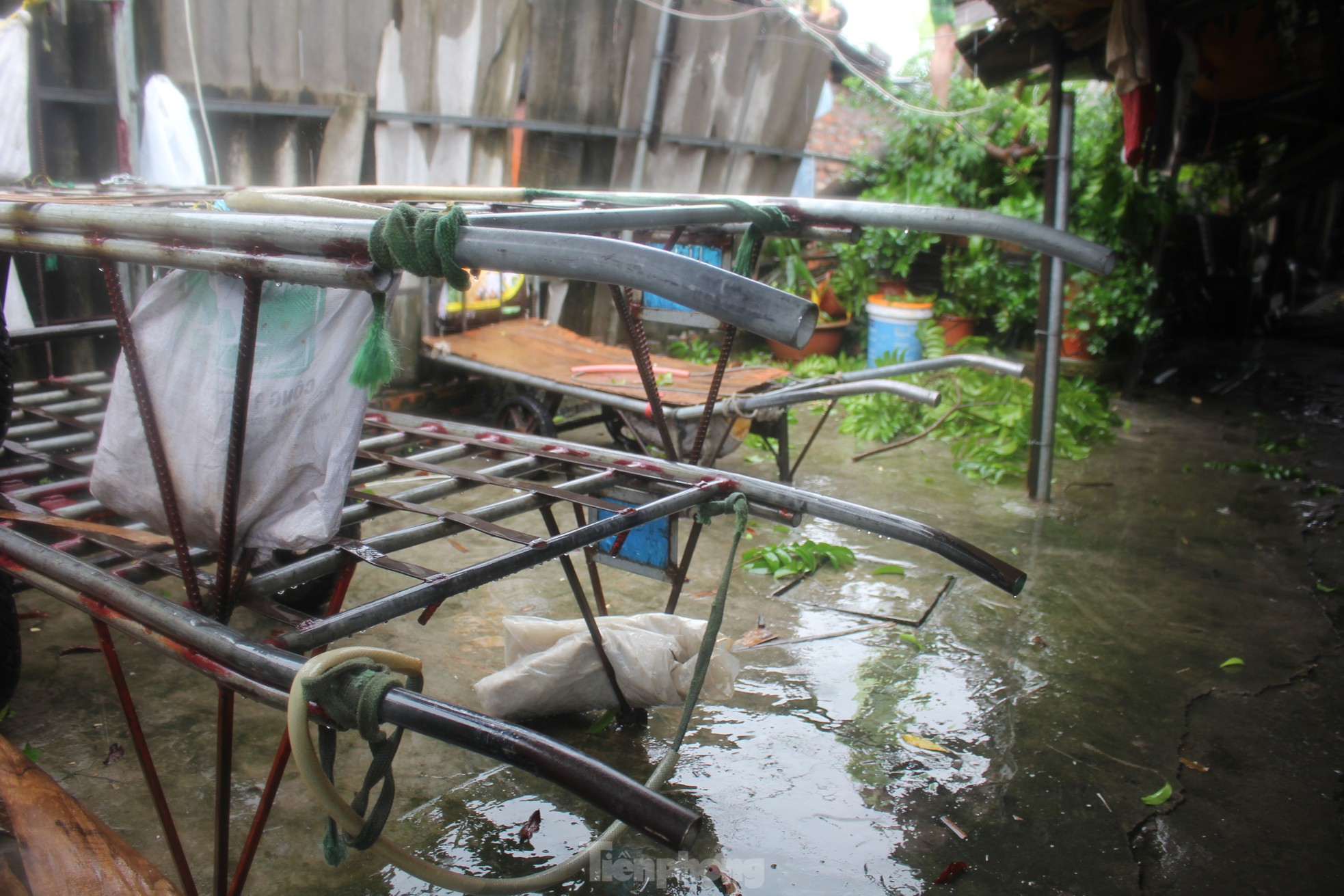 'Ngày quên ăn, đêm không ngủ' tại xóm trọ tồi tàn nhất Thủ đô vì sợ siêu bão cuốn bay mất nhà- Ảnh 26.