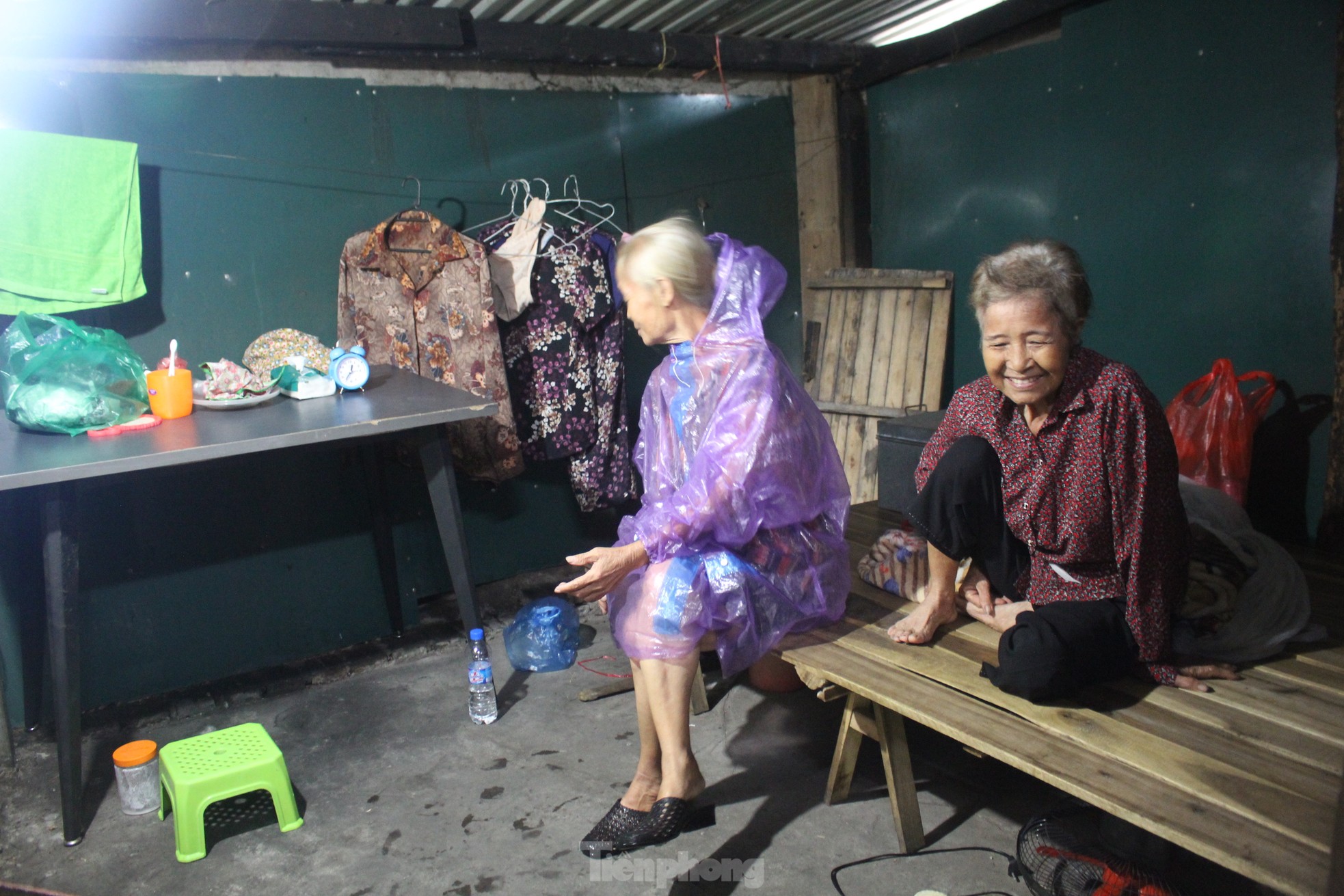 'Ngày quên ăn, đêm không ngủ' tại xóm trọ tồi tàn nhất Thủ đô vì sợ siêu bão cuốn bay mất nhà- Ảnh 24.