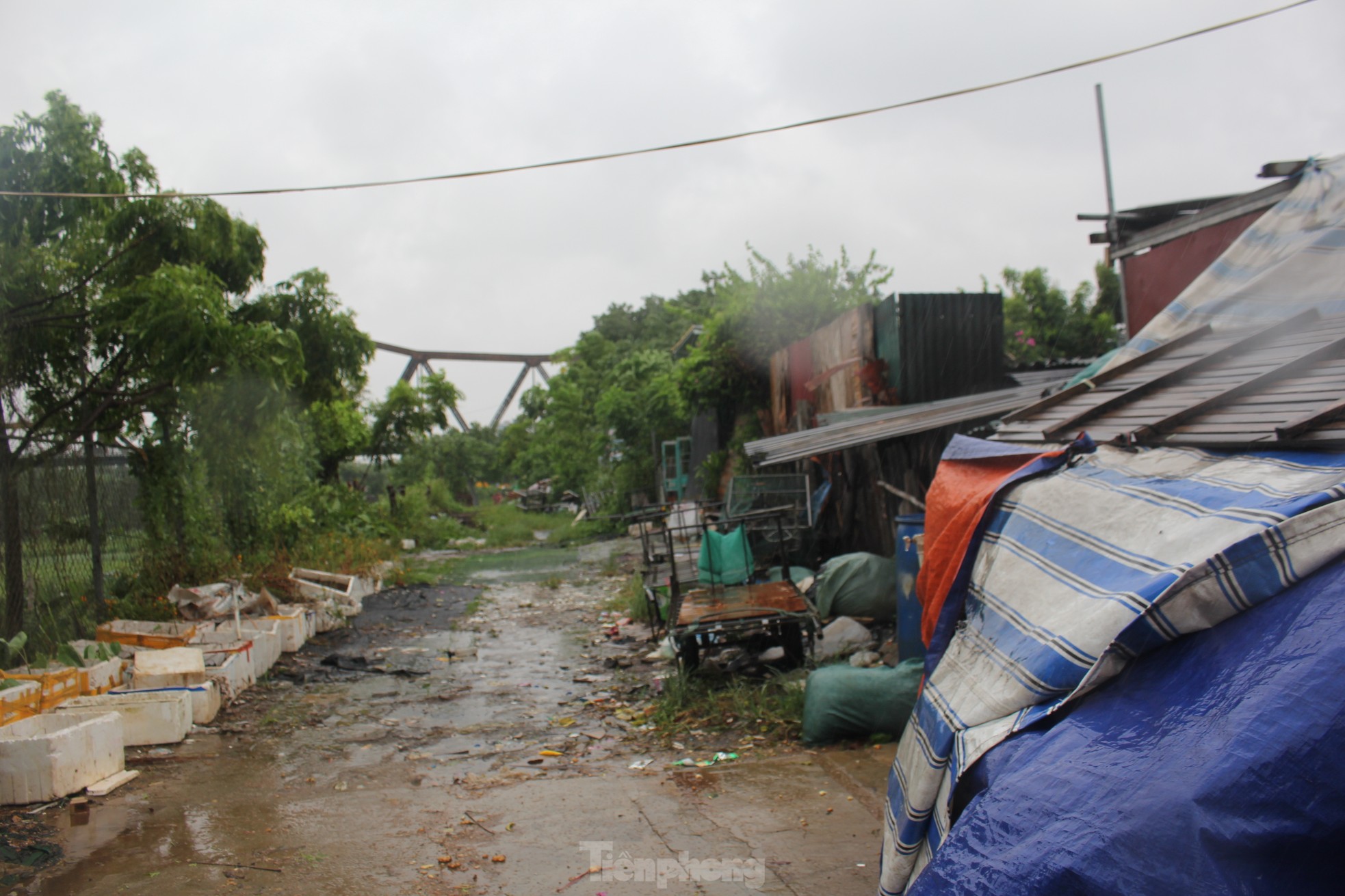 'Ngày quên ăn, đêm không ngủ' tại xóm trọ tồi tàn nhất Thủ đô vì sợ siêu bão cuốn bay mất nhà- Ảnh 23.