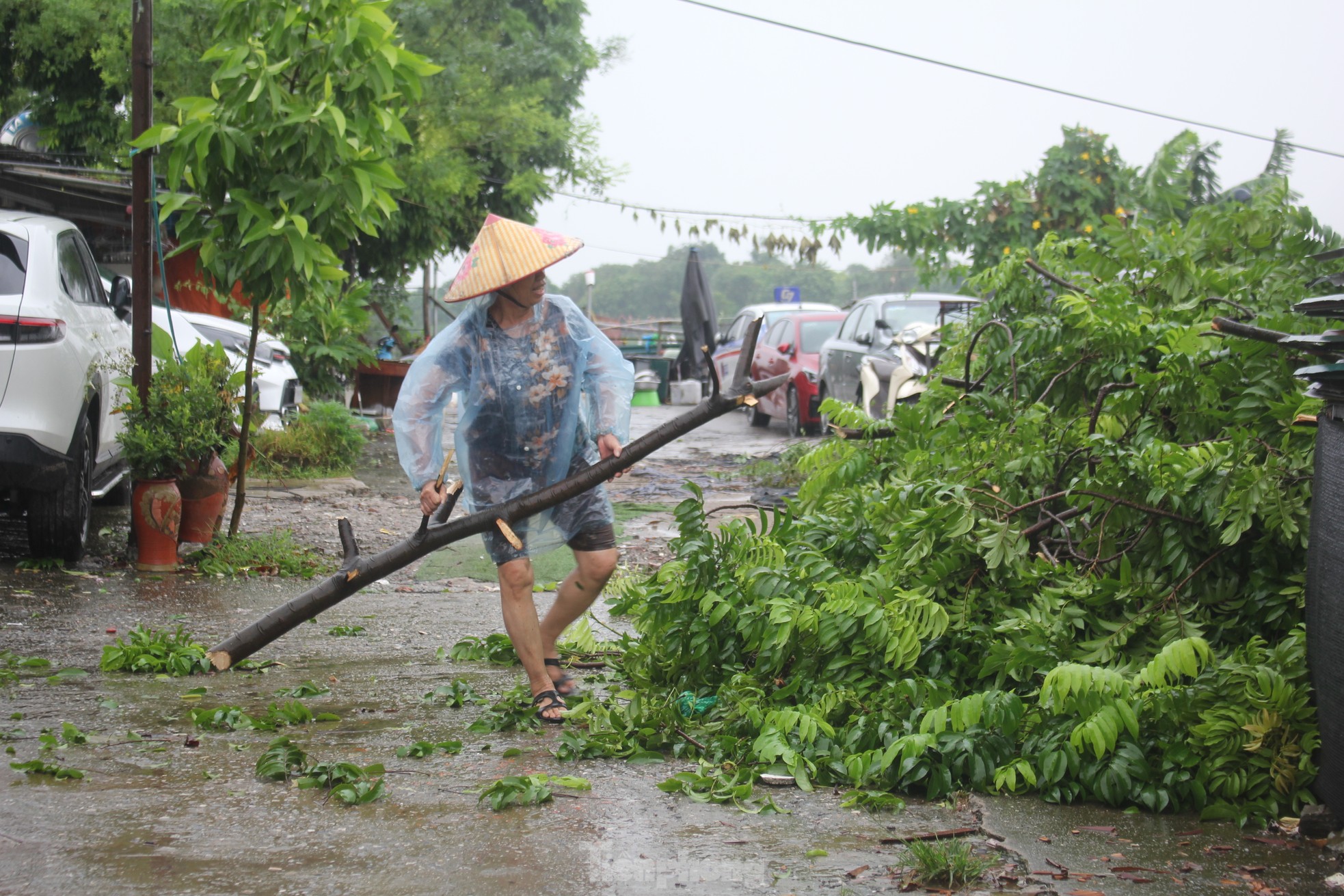 'Ngày quên ăn, đêm không ngủ' tại xóm trọ tồi tàn nhất Thủ đô vì sợ siêu bão cuốn bay mất nhà- Ảnh 6.