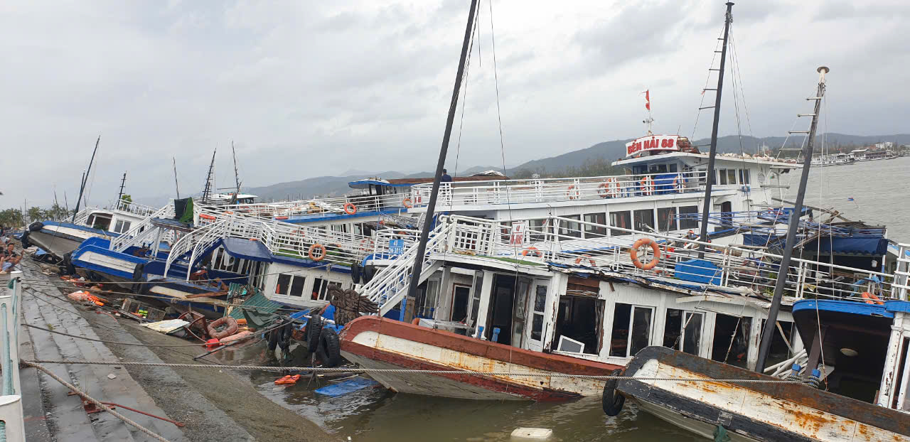 Hàng chục tàu du lịch ở Tuần Châu bị chìm trong bão dữ Yagi, thiệt hại hàng tỉ đồng- Ảnh 2.