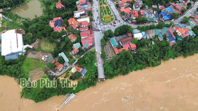 Hiện trường từ tr&ecirc;n cao vụ sập cầu Phong Ch&acirc;u khiến h&agrave;ng chục người v&agrave; phương tiện rơi xuống s&ocirc;ng- Ảnh 4.