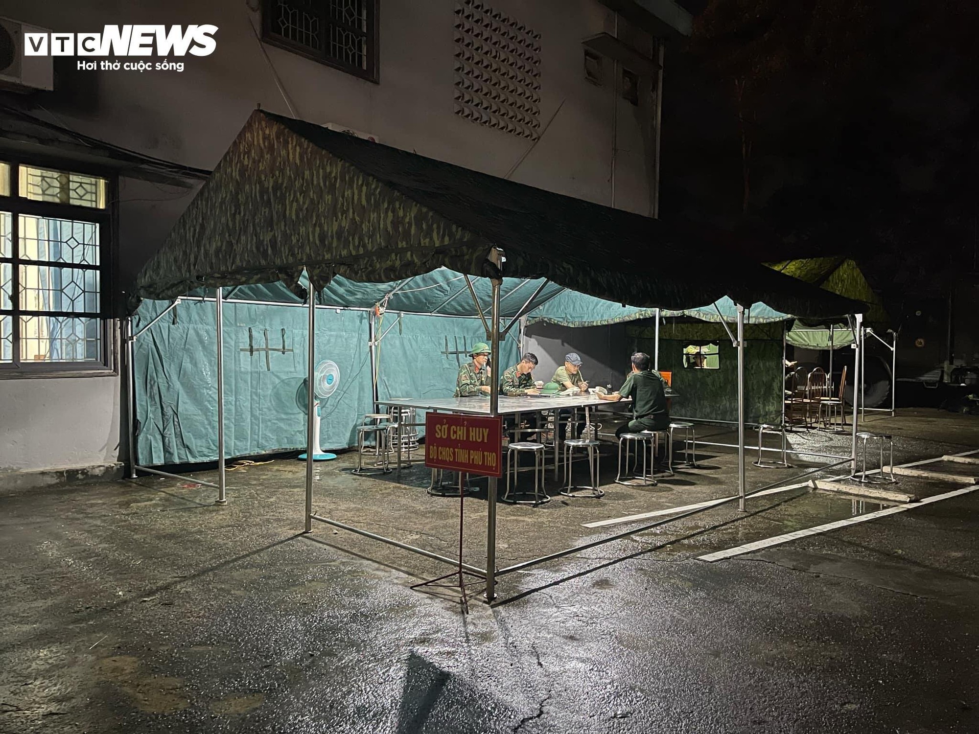 Dựng lều d&atilde; chiến, th&acirc;u đ&ecirc;m t&igrave;m kiếm nạn nh&acirc;n mất t&iacute;ch vụ sập cầu Phong Ch&acirc;u- Ảnh 1.