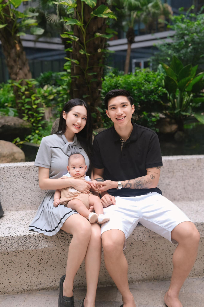 Đoàn Văn Hậu - Doãn Hải My lần đầu đưa con trai về thăm quê nội, lòng vẫn hướng về người dân vùng lũ quét, sạt lở đất- Ảnh 1.