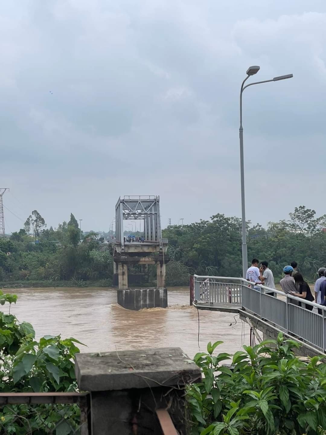 Sập cầu Phong Châu (Phú Thọ)- Ảnh 1.