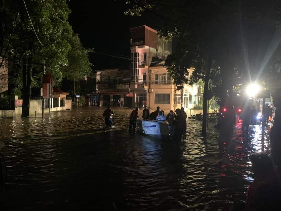 C&aacute;c lực lượng chức năng t&uacute;c trực th&acirc;u đ&ecirc;m c&ugrave;ng người d&acirc;n ph&ograve;ng chống b&atilde;o lụt