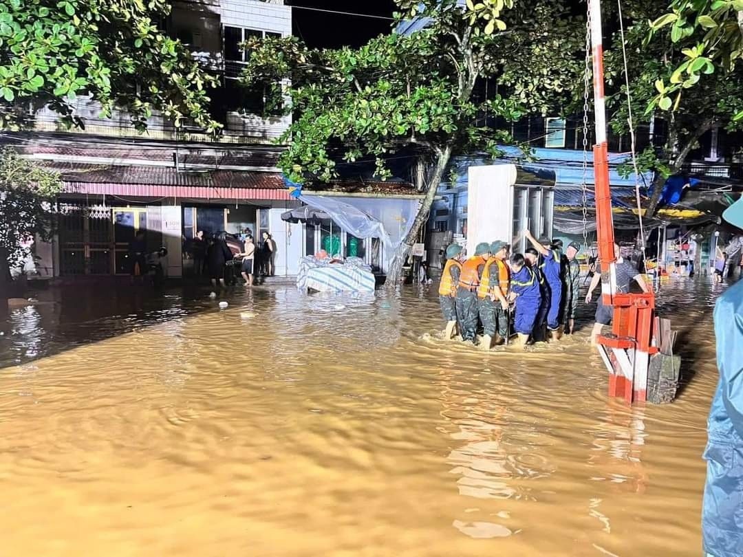 Lực lượng chức năng đang hỗ trợ nh&acirc;n d&acirc;n ph&ograve;ng chống lụt b&atilde;o (Ảnh Y&ecirc;n B&aacute;i To&agrave;n cảnh)