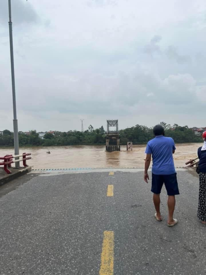 Hiện trường sập cầu Phong Châu: Nước sông cuồn cuộn gây khó khăn cho cứu hộ, nhiều người thoát chết trong gang tấc vẫn còn bủn rủn chân tay- Ảnh 3.