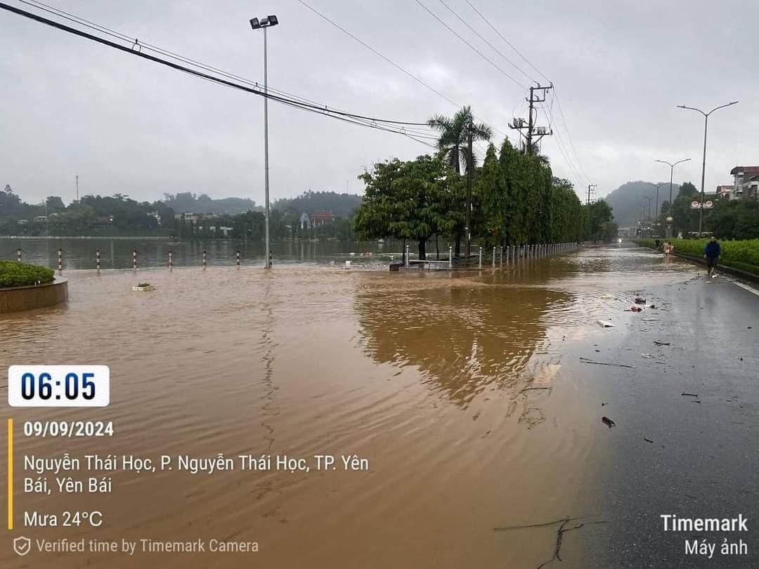 Nhiều tuyến đường ở TP Y&ecirc;n B&aacute;i ngập s&acirc;u (Ảnh: YBTC)