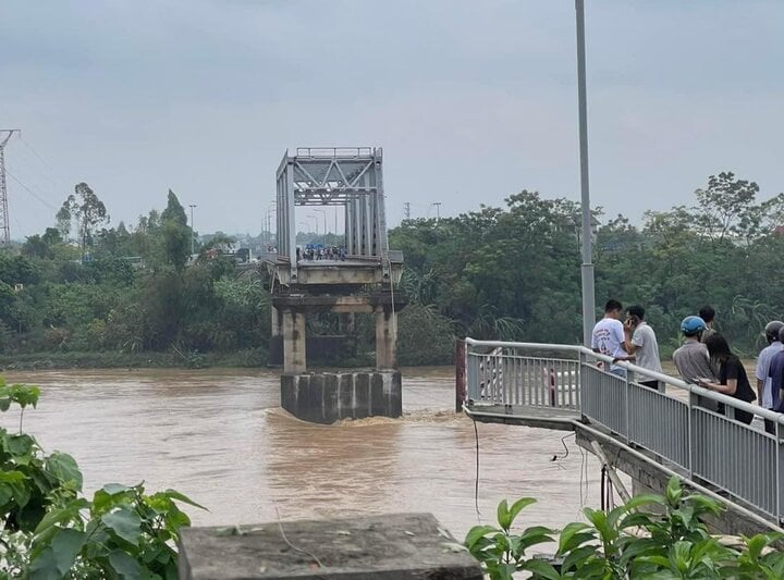 Nạn nh&acirc;n vụ sập cầu Phong Ch&acirc;u: "Rơi xuống nước t&ocirc;i x&aacute;c định chỉ c&oacute; chết"- Ảnh 1.