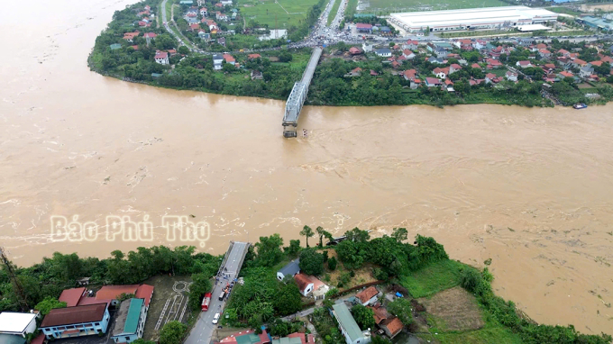 Hiện trường từ tr&ecirc;n cao vụ sập cầu Phong Ch&acirc;u khiến h&agrave;ng chục người v&agrave; phương tiện rơi xuống s&ocirc;ng- Ảnh 2.