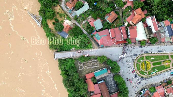 Hiện trường từ tr&ecirc;n cao vụ sập cầu Phong Ch&acirc;u khiến h&agrave;ng chục người v&agrave; phương tiện rơi xuống s&ocirc;ng- Ảnh 3.