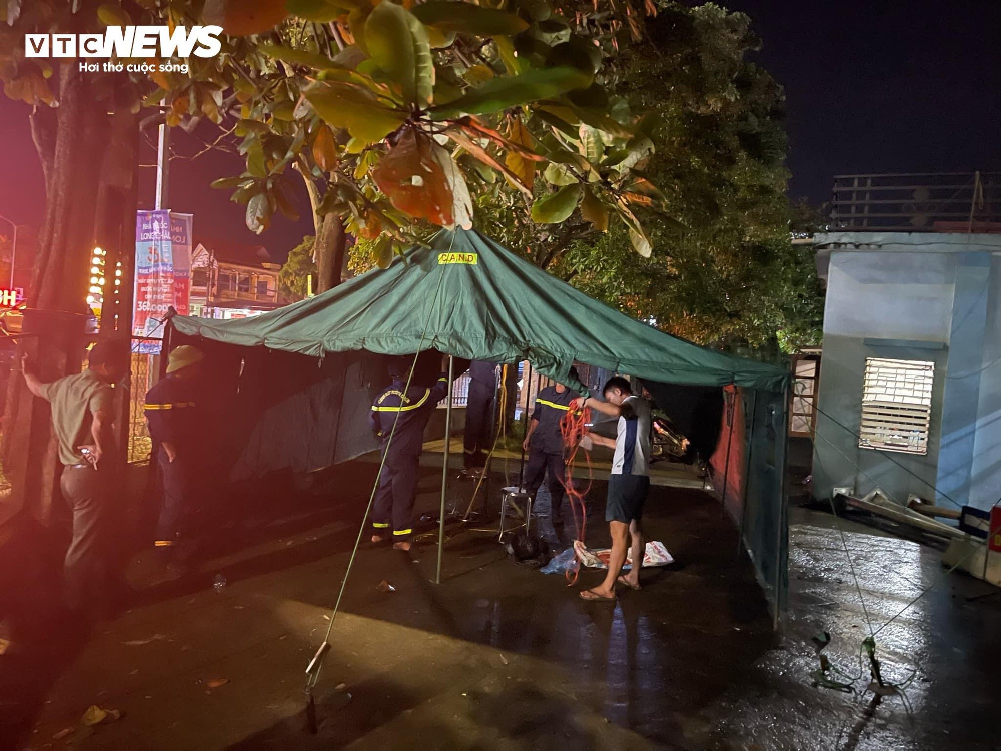 Dựng lều d&atilde; chiến, th&acirc;u đ&ecirc;m t&igrave;m kiếm nạn nh&acirc;n mất t&iacute;ch vụ sập cầu Phong Ch&acirc;u- Ảnh 2.