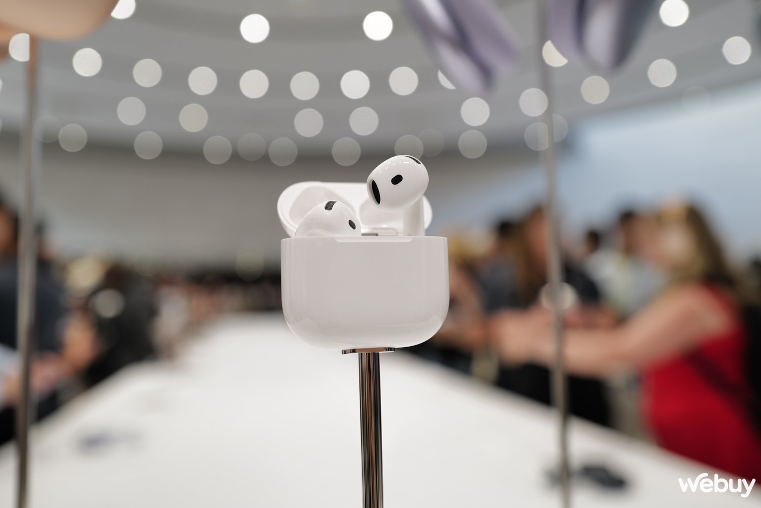 Trên tay Apple AirPods 4 và AirPods Max: bản thường cũng có ANC, bản Pro thêm tính năng trợ thính, bản Max nâng cấp nhẹ- Ảnh 6. Trên tay Apple AirPods 4 và AirPods Max: bản thường cũng có ANC, bản Pro thêm tính năng trợ thính, bản Max nâng cấp nhẹ- Ảnh 6.