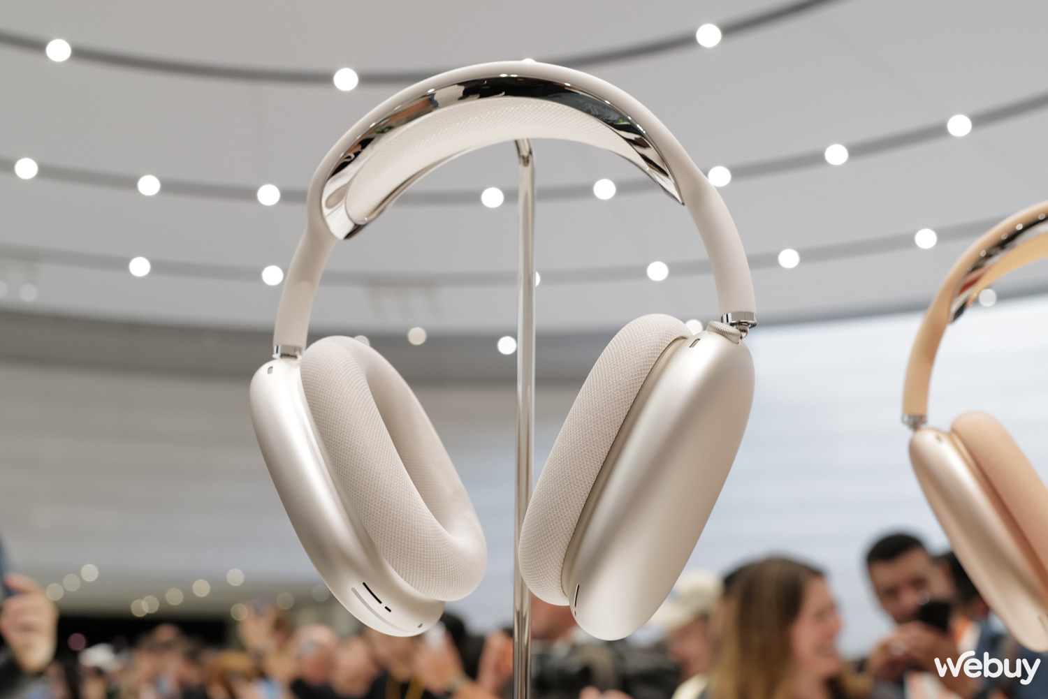 Trên tay Apple AirPods 4 và AirPods Max: bản thường cũng có ANC, bản Pro thêm tính năng trợ thính, bản Max nâng cấp nhẹ- Ảnh 8. Trên tay Apple AirPods 4 và AirPods Max: bản thường cũng có ANC, bản Pro thêm tính năng trợ thính, bản Max nâng cấp nhẹ- Ảnh 8.
