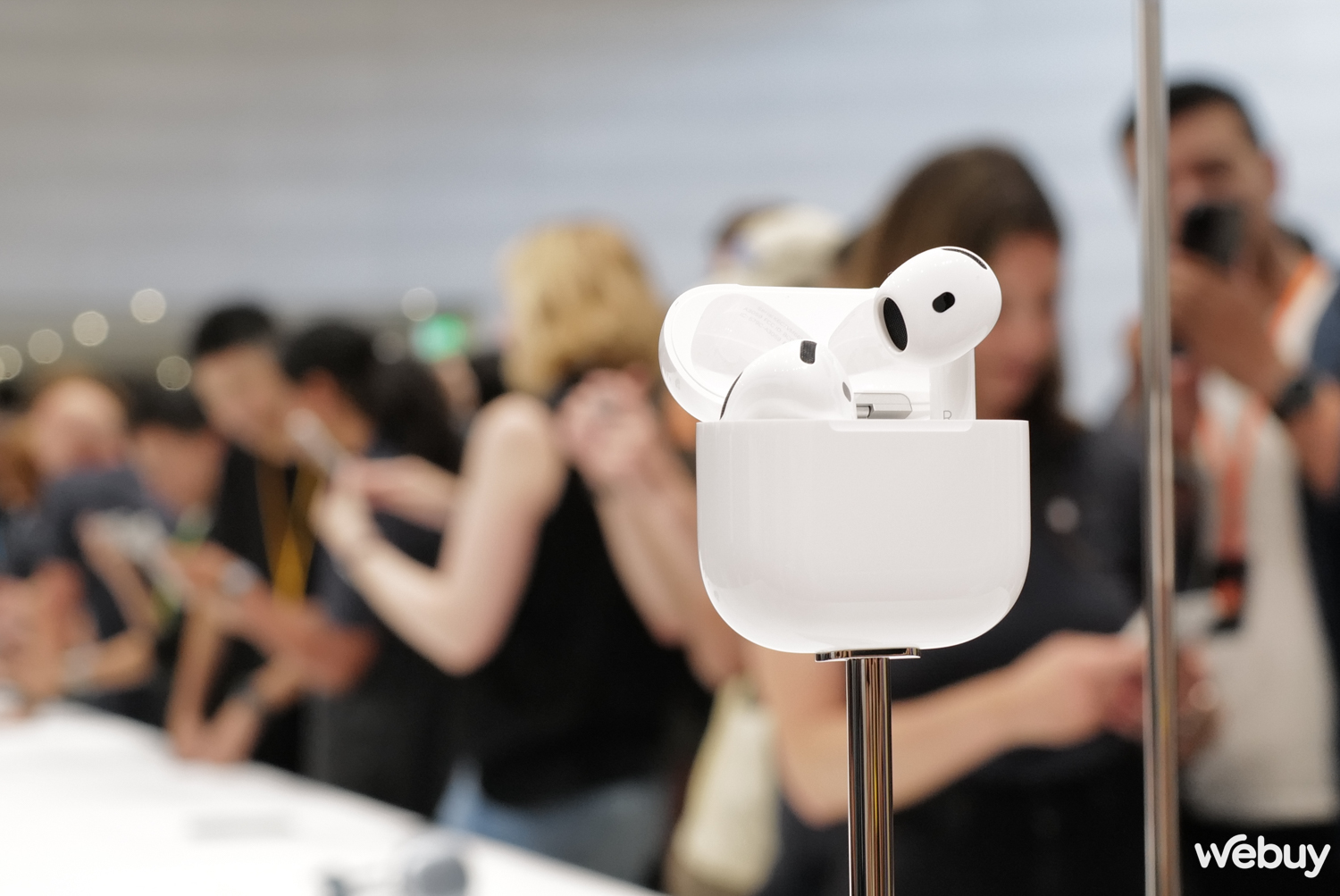 Trên tay Apple AirPods 4 và AirPods Max: bản thường cũng có ANC, bản Pro thêm tính năng trợ thính, bản Max nâng cấp nhẹ- Ảnh 2. Trên tay Apple AirPods 4 và AirPods Max: bản thường cũng có ANC, bản Pro thêm tính năng trợ thính, bản Max nâng cấp nhẹ- Ảnh 2.