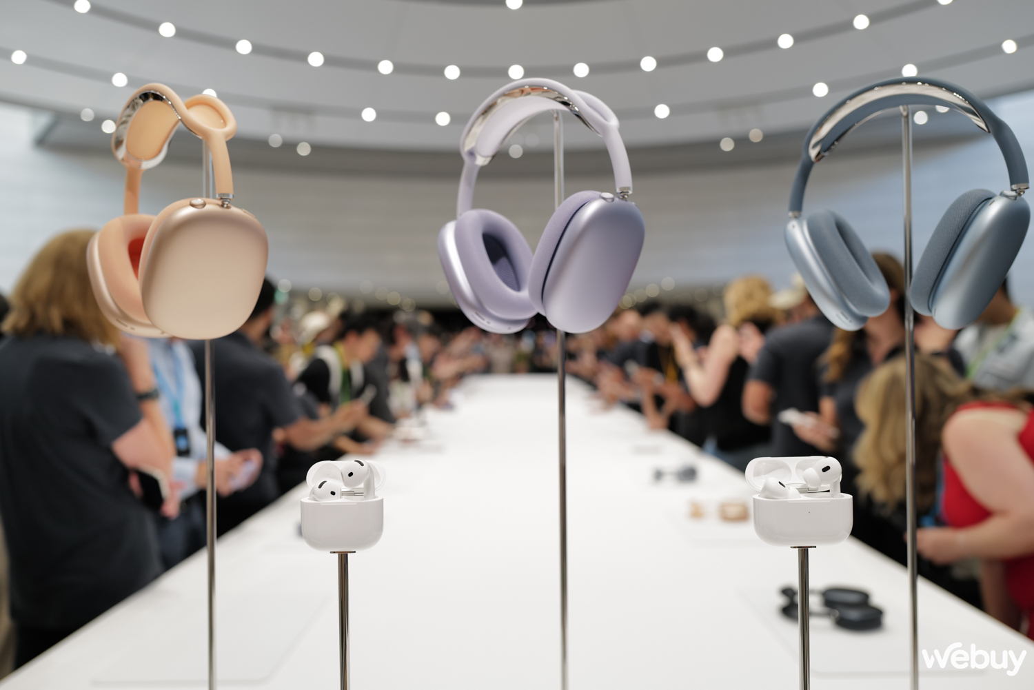 Trên tay Apple AirPods 4 và AirPods Max: bản thường cũng có ANC, bản Pro thêm tính năng trợ thính, bản Max nâng cấp nhẹ- Ảnh 1. Trên tay Apple AirPods 4 và AirPods Max: bản thường cũng có ANC, bản Pro thêm tính năng trợ thính, bản Max nâng cấp nhẹ- Ảnh 1.