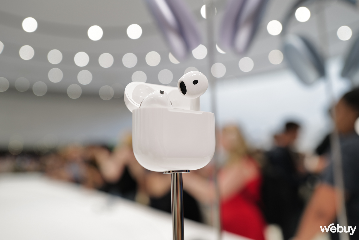 Trên tay Apple AirPods 4 và AirPods Max: bản thường cũng có ANC, bản Pro thêm tính năng trợ thính, bản Max nâng cấp nhẹ- Ảnh 4. Trên tay Apple AirPods 4 và AirPods Max: bản thường cũng có ANC, bản Pro thêm tính năng trợ thính, bản Max nâng cấp nhẹ- Ảnh 4.