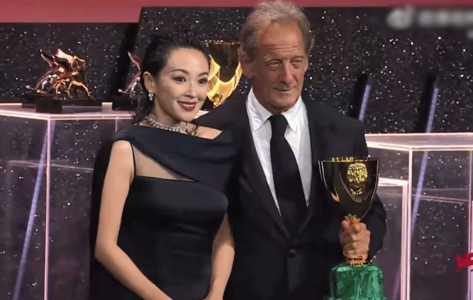 Sốc: 1 sao nữ hạng A bị quấy rối ngay trên sân khấu lễ trao giải Venice 2024- Ảnh 3. Sốc: 1 sao nữ hạng A bị quấy rối ngay trên sân khấu lễ trao giải Venice 2024- Ảnh 3.