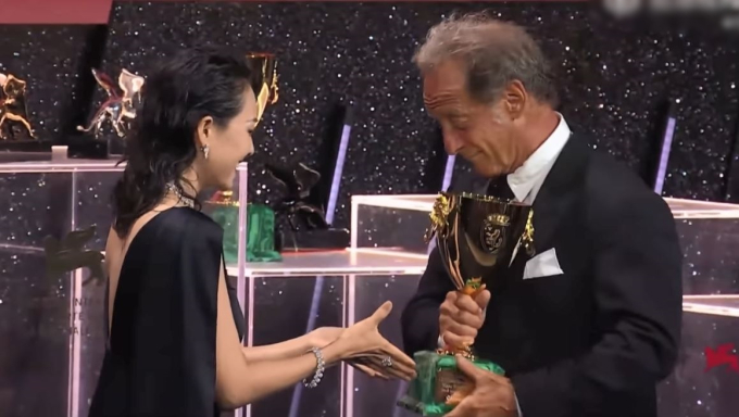 Sốc: 1 sao nữ hạng A bị quấy rối ngay trên sân khấu lễ trao giải Venice 2024- Ảnh 1. Sốc: 1 sao nữ hạng A bị quấy rối ngay trên sân khấu lễ trao giải Venice 2024- Ảnh 1.