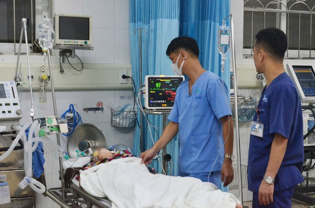 Quảng Ninh mất điện diện rộng, 6 người ngộ độc khí CO, 2 ca nguy kịch- Ảnh 2.
