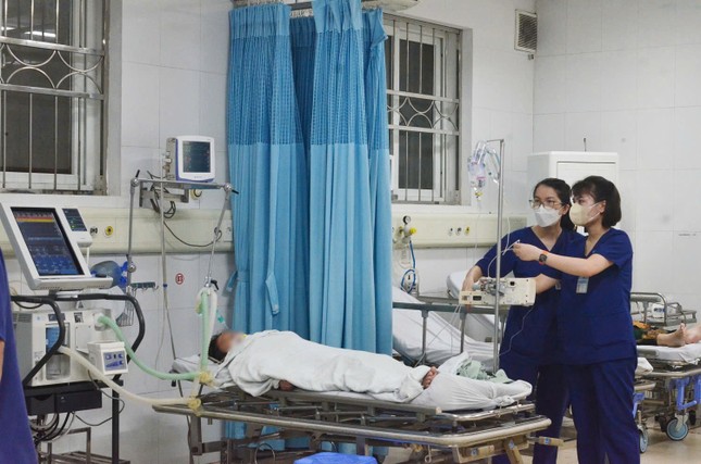 Quảng Ninh mất điện diện rộng, 6 người ngộ độc khí CO, 2 ca nguy kịch- Ảnh 1.
